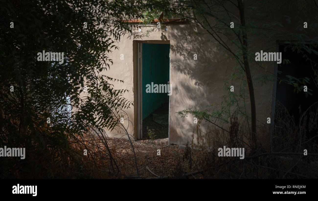 Porte Sombre sur un ancien bâtiment agricole désaffecté, Oasis à Al Ain, Émirats Arabes Unis Banque D'Images