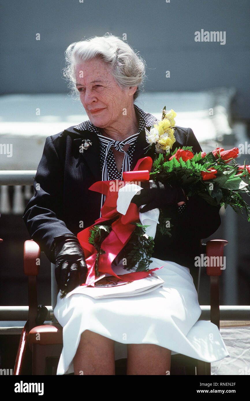 1982 - Mme Lewis B. Extracteur, marraine du navire, à l'écoute au cours de la cérémonie de mise en service pour la frégate lance-missiles USS LEWIS B. PULLER (FFG-23). Banque D'Images