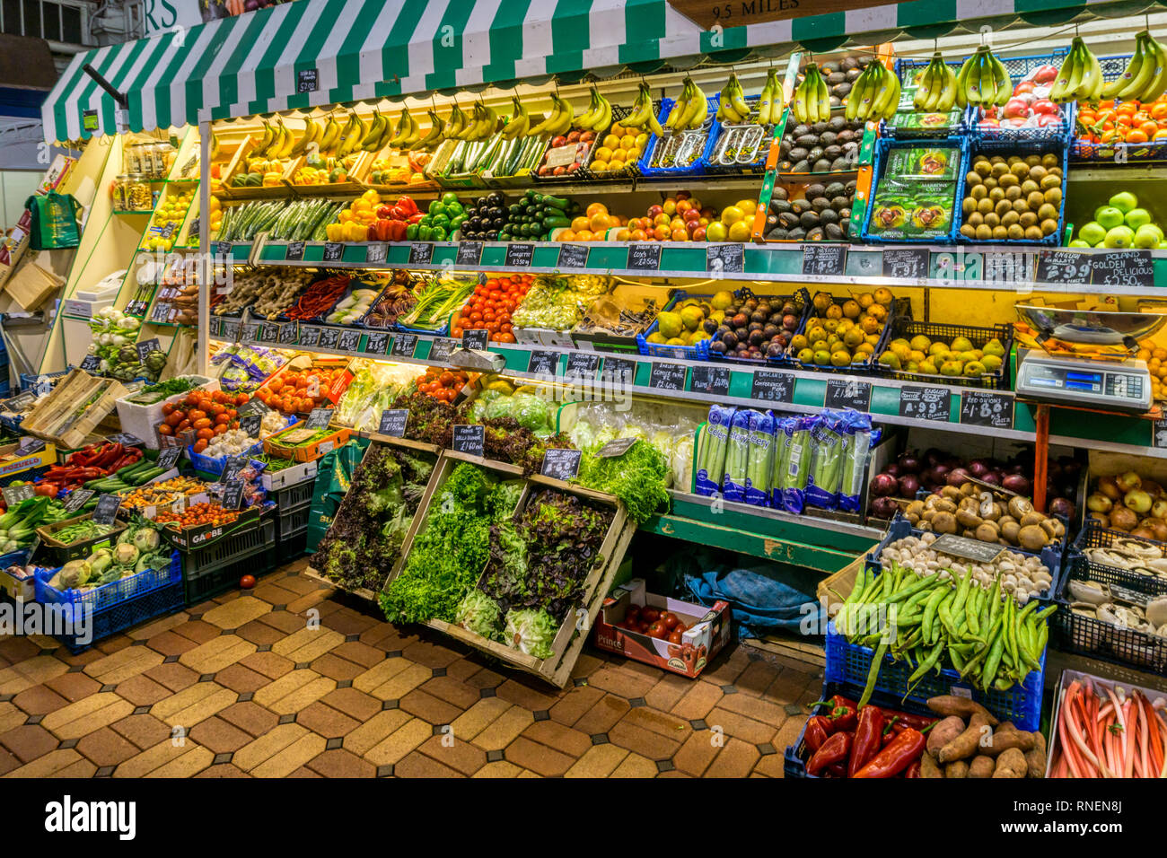 Fruits et légumes en vente sur un étal au marché couvert d'Oxford. Banque D'Images