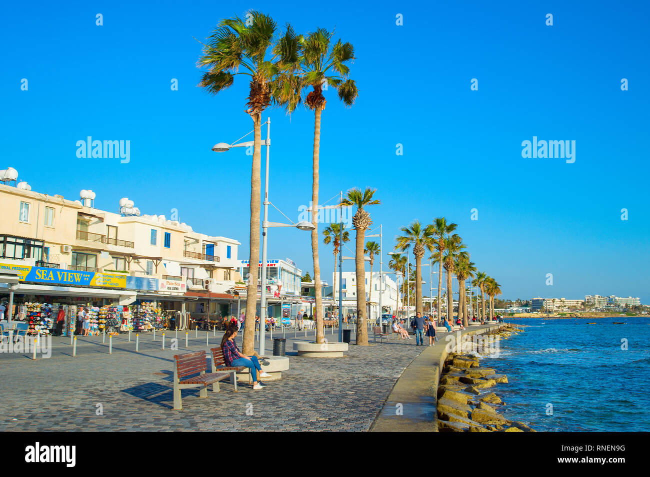 PAPHOS, Chypre - février 13, 2019 : les gens sur Paphos, promenade au coucher du soleil. Paphos est la célèbre destination touristique à Chypre Banque D'Images