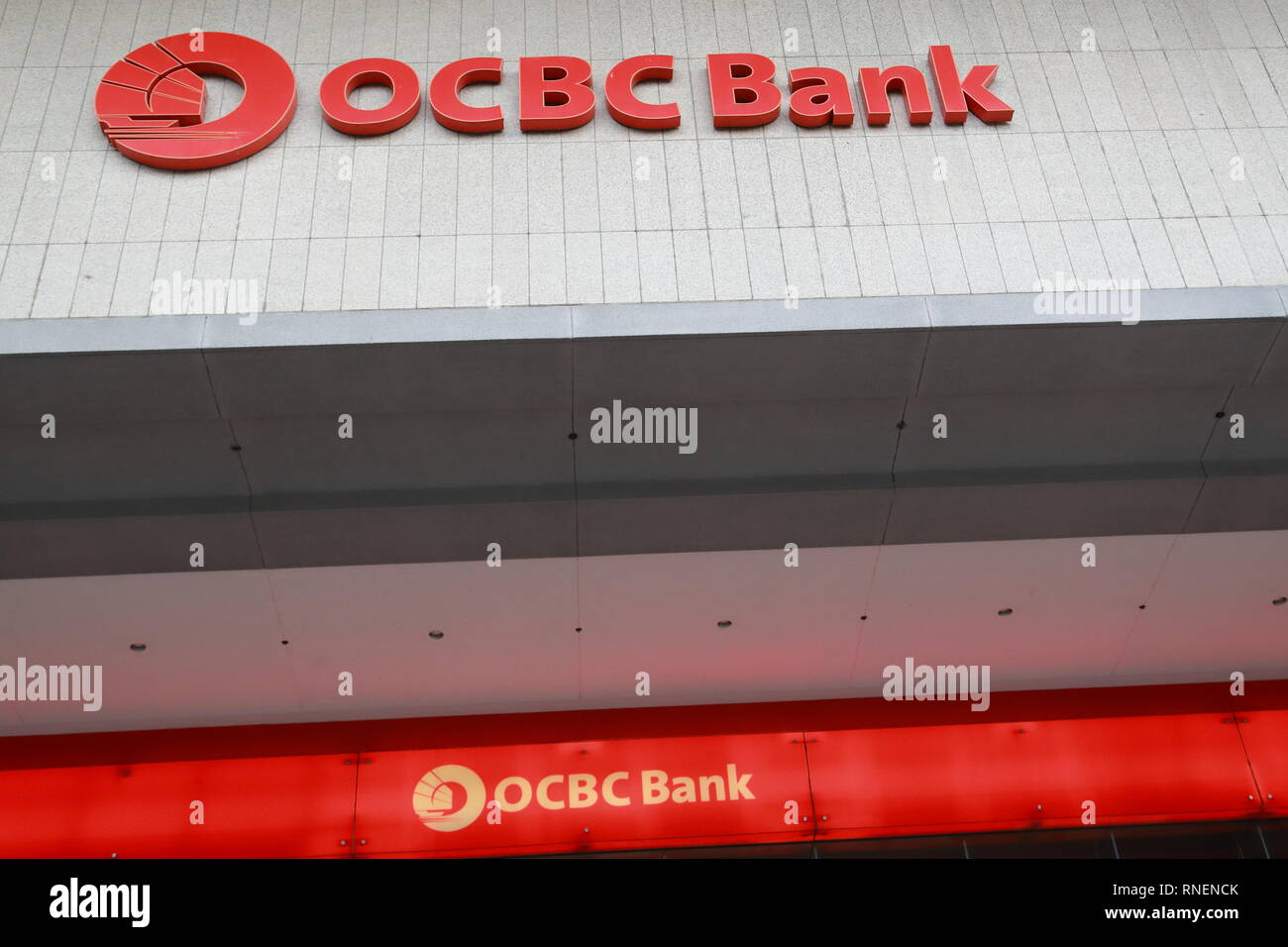La signalisation au-dessus de l'entrée de l'OCBC Bank à Singapour Banque D'Images