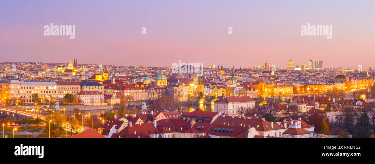 Panorama romantique de Prague au crépuscule. République tchèque Banque D'Images