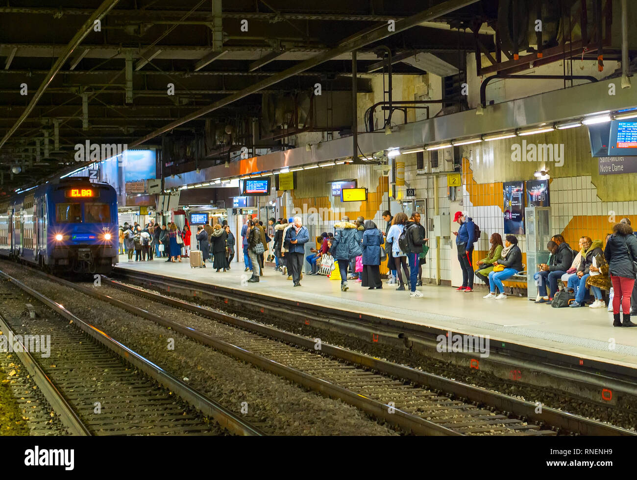 PARIS, FRANCE - 09 NOVEMBRE 2018 : les gens à Paris station de métro. Train arrive. Banque D'Images