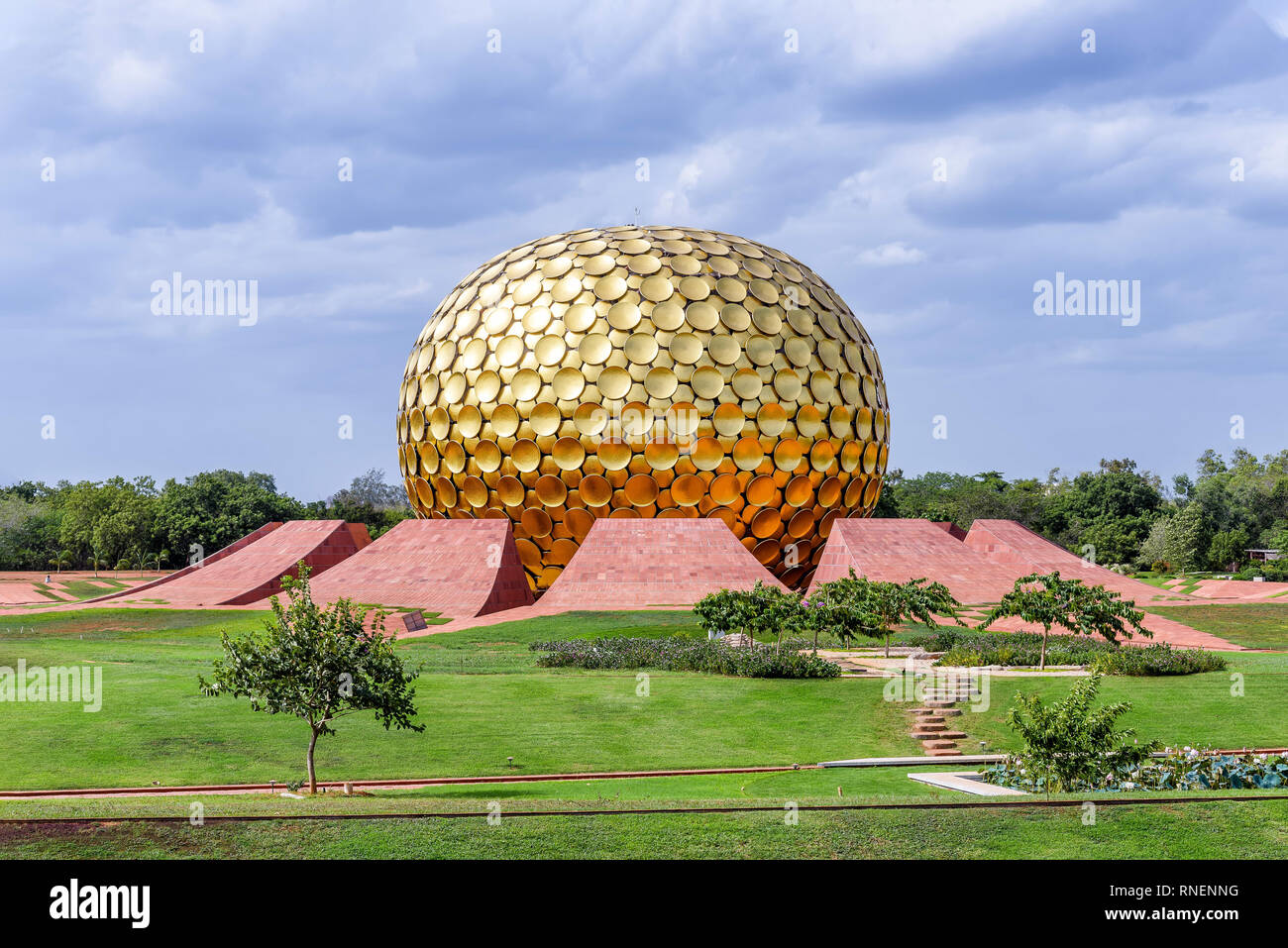 Auroville, Inde - le 20 août 2018 : vue sur le Matrimandir, un édifice d'une importance spirituelle pour les pratiquants de yoga Banque D'Images