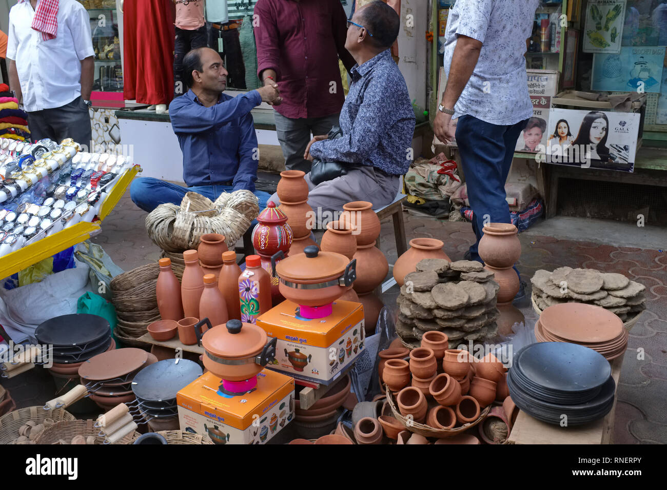 L'explosion d'une 'shop' la vente d'articles de poterie et de la bouse de vache de gâteaux (à droite) pour être utilisés comme offrandes de feu (HOMA) dans hindoue ou temples Jains, Mumbai, Inde Banque D'Images