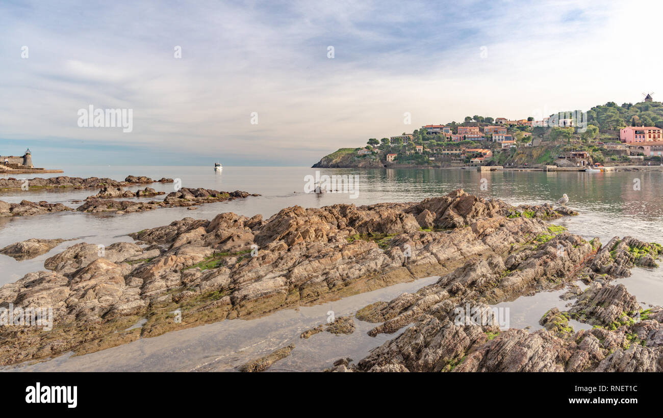 Vue sur le port de Colioure et Ansa de la Baleta, France Banque D'Images