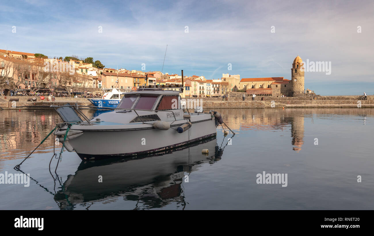 Vue sur le port de Colioure, bateaux et Notre-Dame-des-Anges, France Banque D'Images