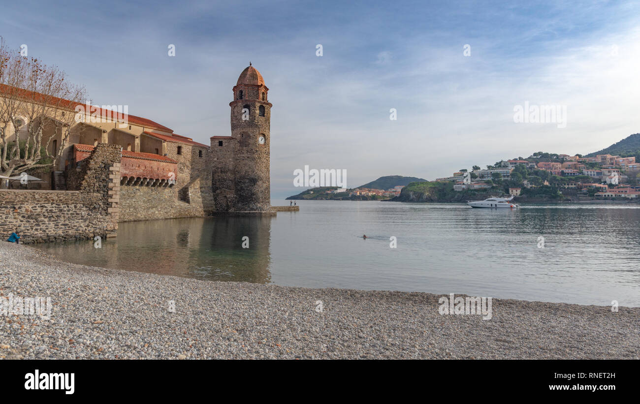 Vue sur le port de Colioure et Notre-Dame-des-Anges, France Banque D'Images