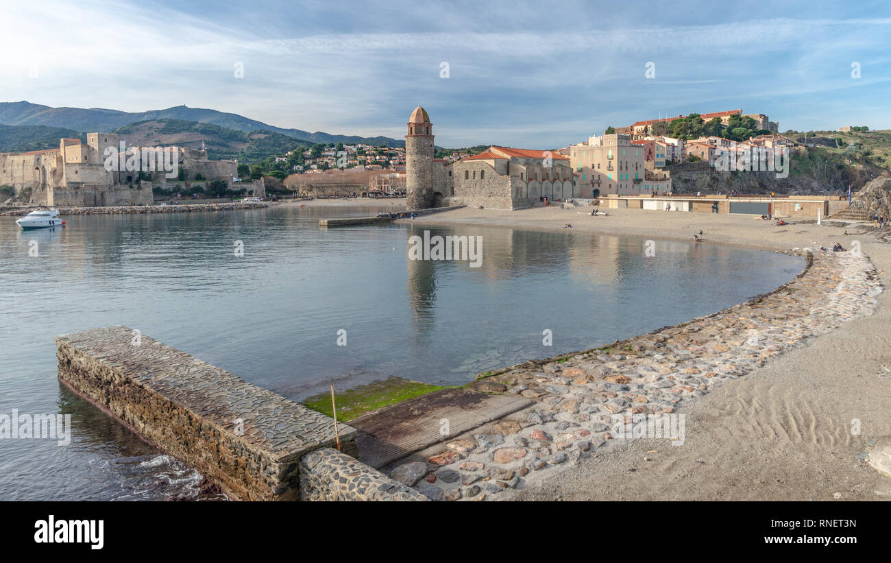 Vue sur le port de Colioure et Notre-Dame-des-Anges , France, Banque D'Images