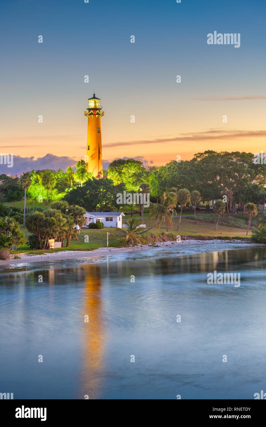 Jupiter, en Floride, USA avec Jupiter Inlet Light à l'aube. Banque D'Images