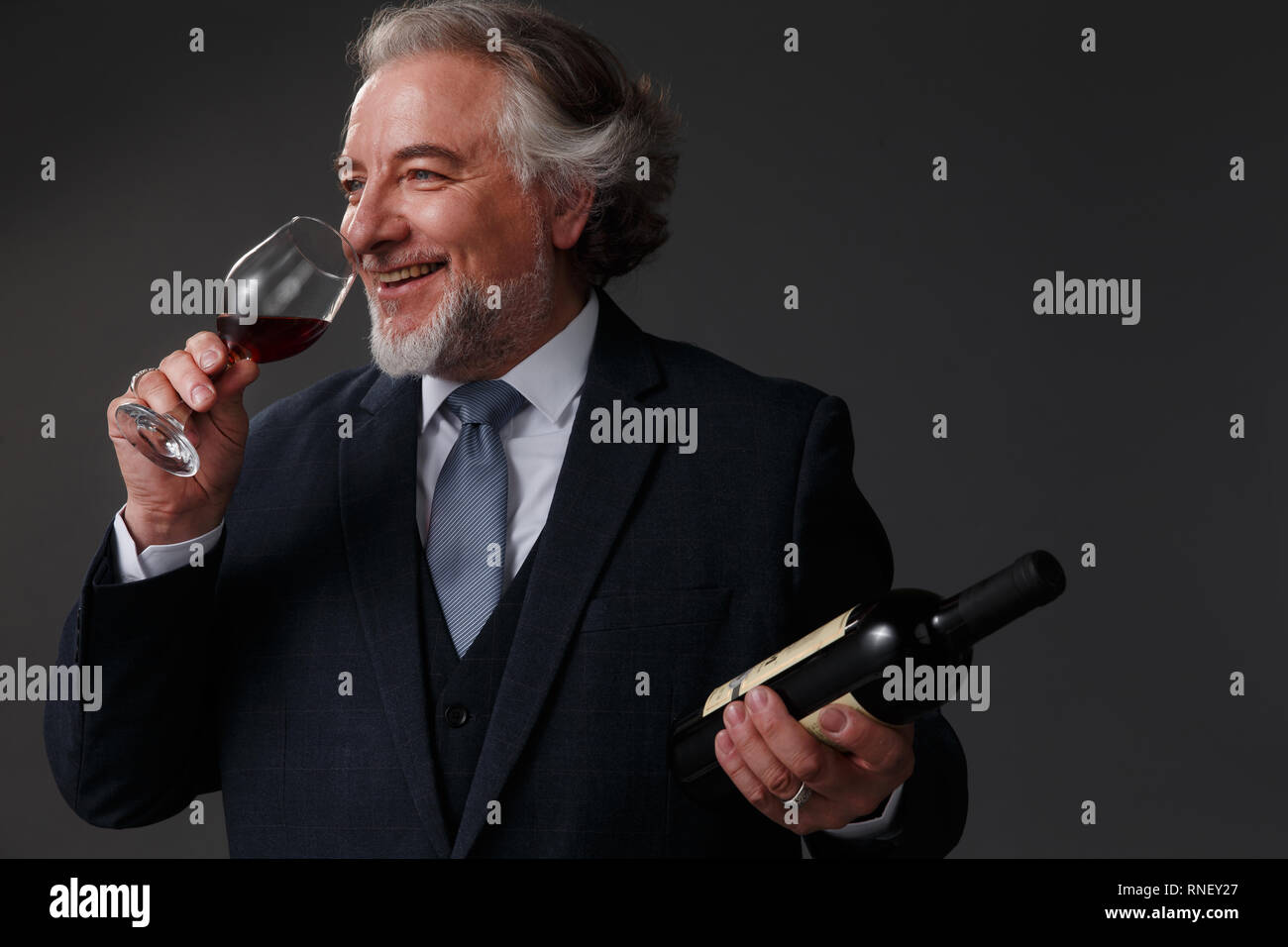 En affaires les hommes d'âge moyen d'apprécier le vin Banque D'Images