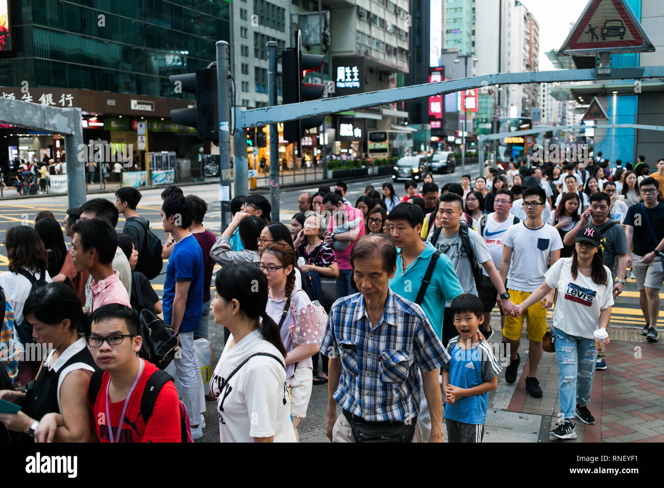 Les rues bondés de gens. Hong Kong est l'un des plus densément peuplés de villes dans le monde. Banque D'Images