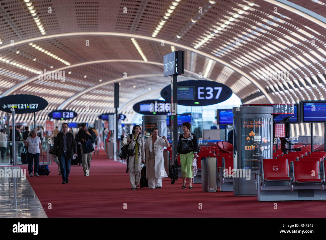 L'aéroport de Paris Charles de Gaulle, Terminal 2E, France. Terminal, conçu par Paul Andreu, Banque D'Images
