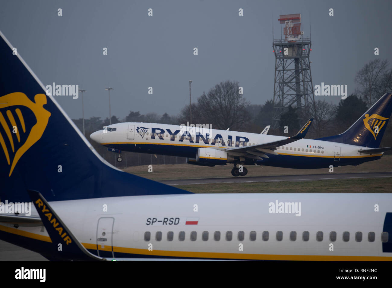 L'aéroport de Stansted Ryanair d'avions commerciaux Boeing 737 EL-DPC, Takesoff Banque D'Images