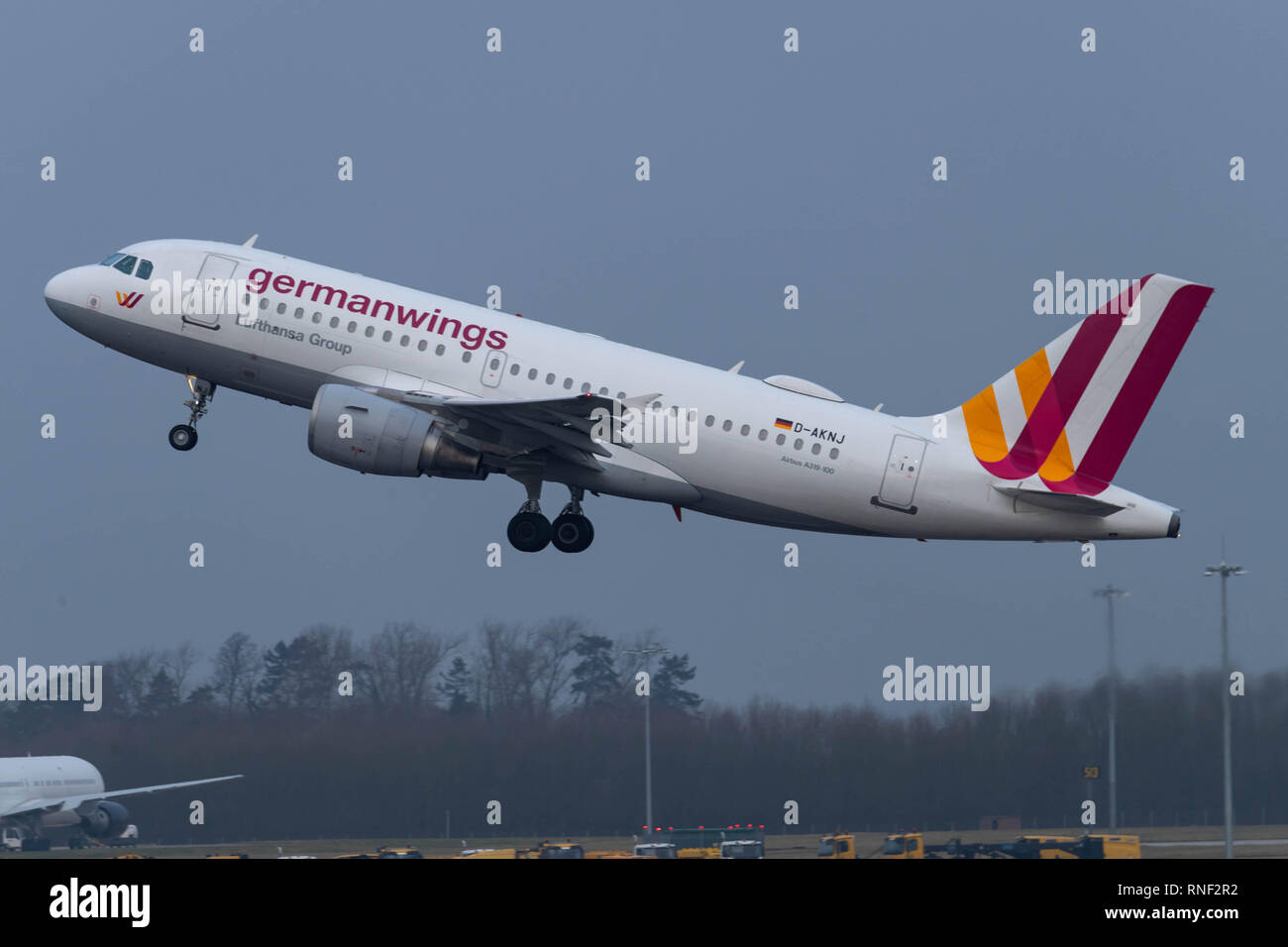 L'aéroport de Stansted Germanwings avions commerciaux d'airbus A319-AKNJ takesoff Banque D'Images
