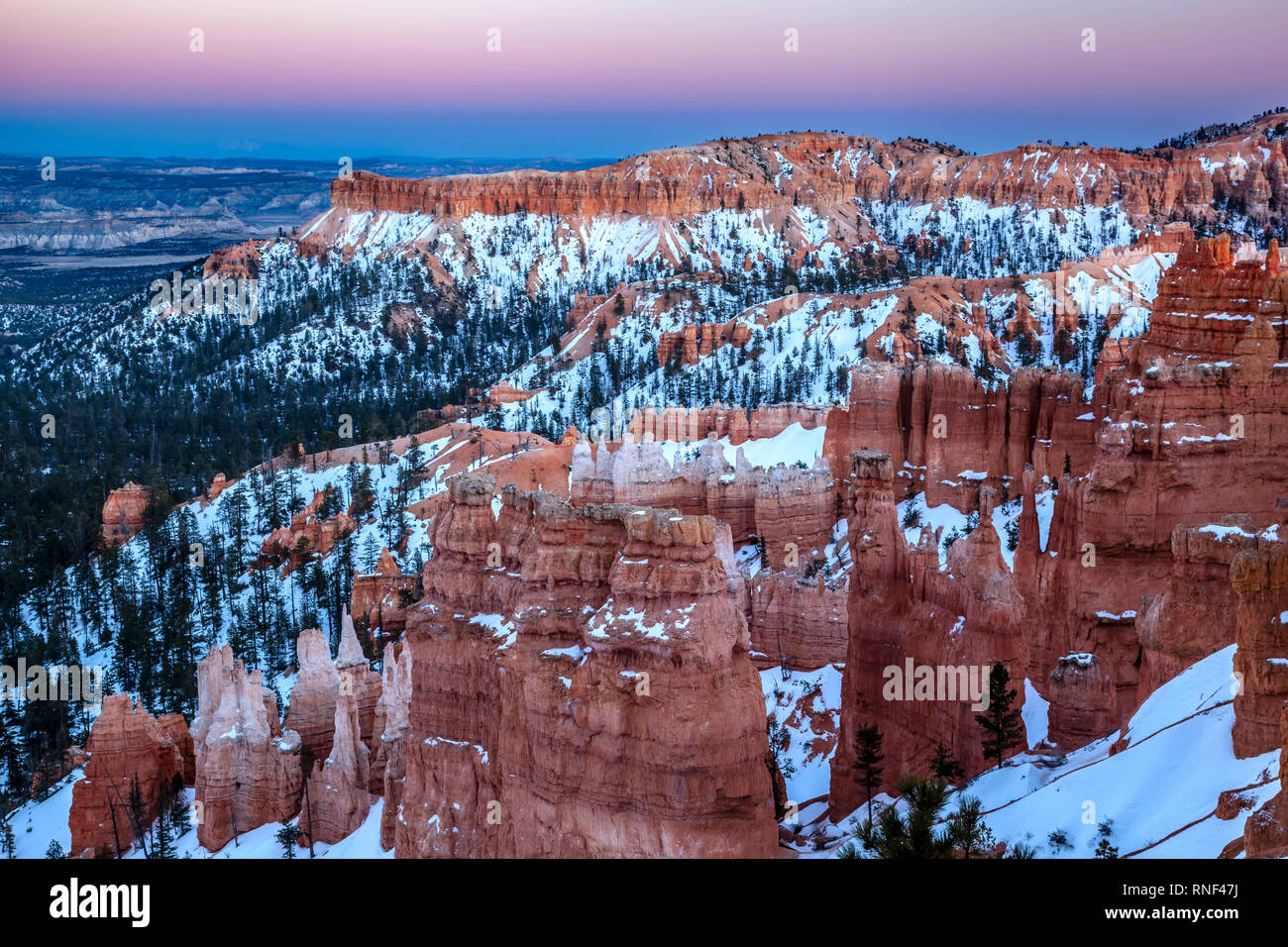 Cheminées et mesa couvertes de neige, Inspiration Point, Bryce Canyon National Park, Utah USA Banque D'Images