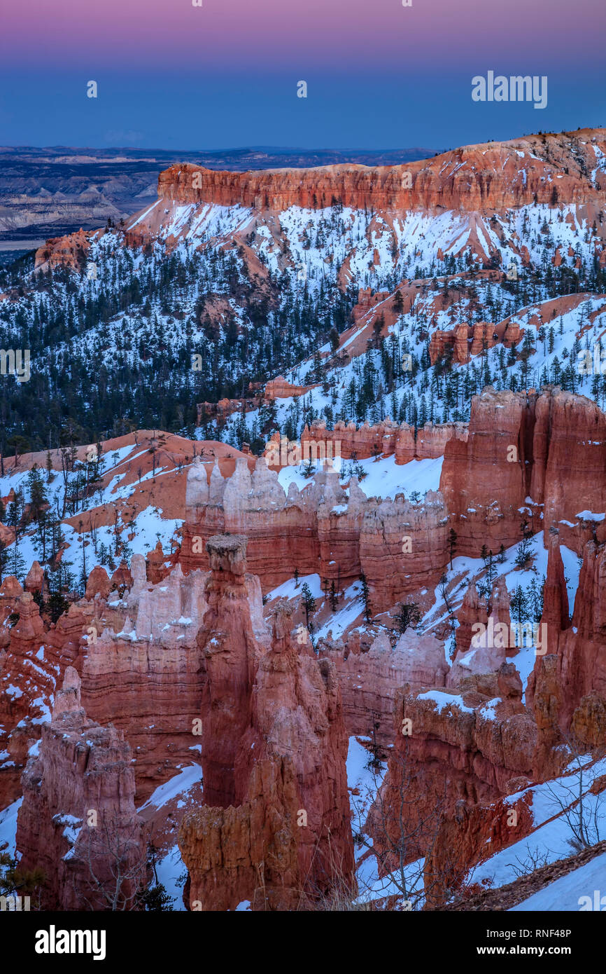 Cheminées et mesa couvertes de neige, Inspiration Point, Bryce Canyon National Park, Utah USA Banque D'Images