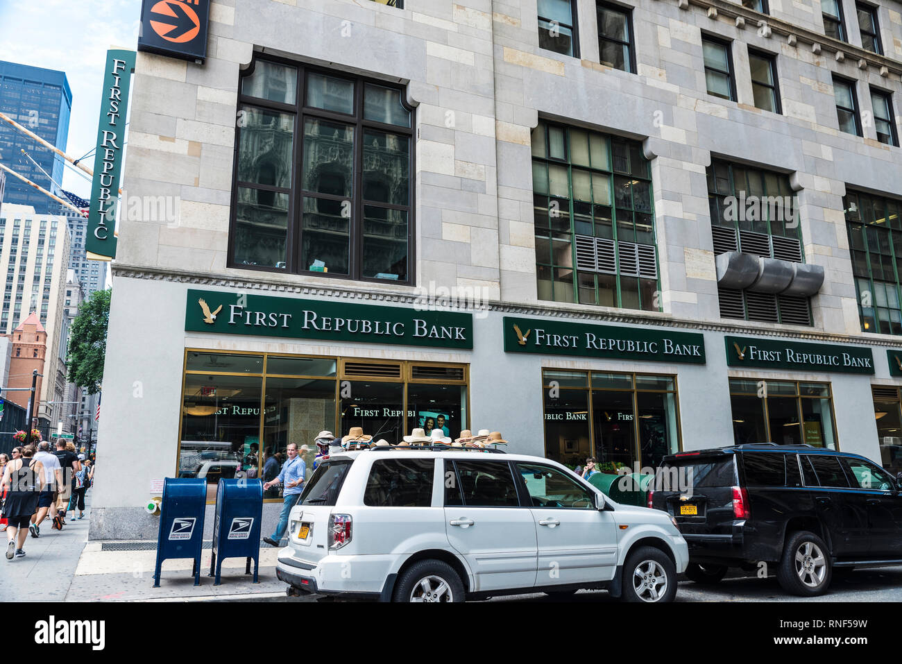 La ville de New York, USA - Le 27 juillet 2018 : Façade d'une succursale bancaire de la première banque de la République dans la rue avec les gens autour de Manhattan, New York City, USA Banque D'Images