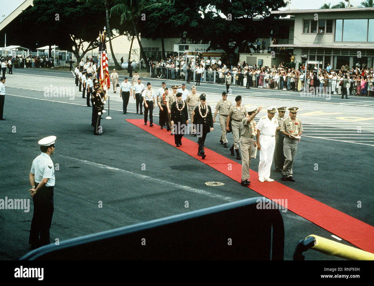 Après une brève escale de ravitaillement, le premier groupe de prisonniers de guerre libérés à Hanoi par le Vietnam du Nord à pied sur le tapis rouge à l'égard de leurs avions en attente. Ils sont dirigés par des représentants du Commandement du Pacifique et POE, U.S. Navy CPT Jérémie Andrew Denton, (capturé 18 juil65). Les prisonniers étaient en route depuis la base aérienne de Clark aux Philippines, à Travis Air Force Base, CA, puis d'être réunis avec leurs familles dans les états. Banque D'Images