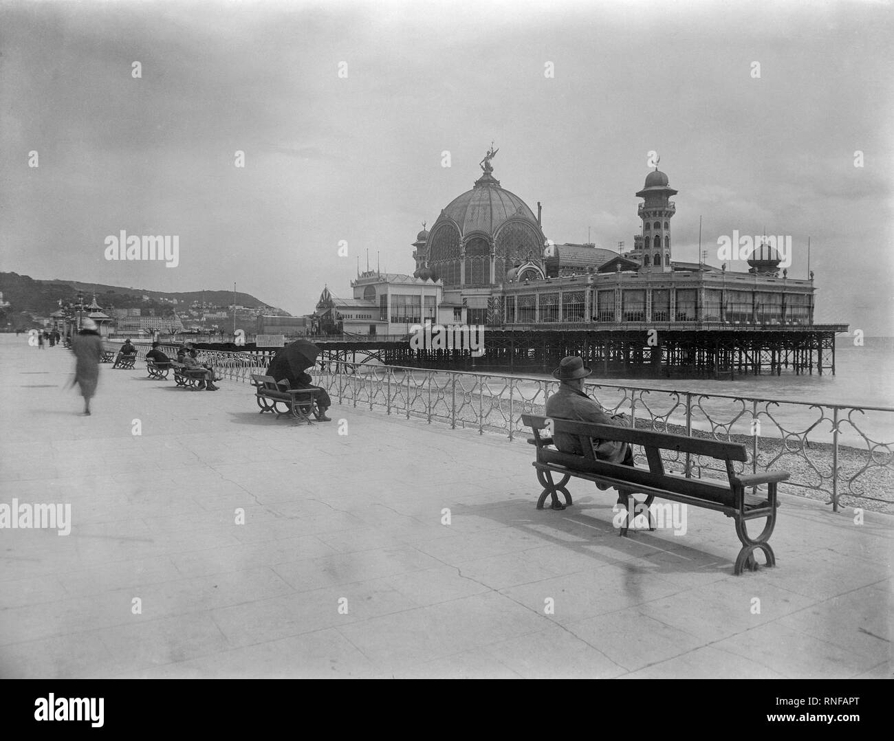 Vintage photo montrant la Promenade des Anglais à Nice, France,pris en 1927. Les gens peuvent être vus le long de la promenade de détente habillé à la mode de la période. Banque D'Images