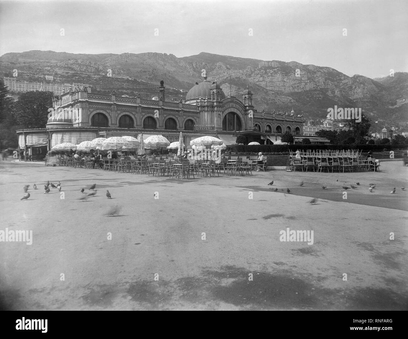 Le Café De Paris à Monte Carlo. Photographie prise en 1927. Image montre les gens assis dehors au petit café tables. Banque D'Images