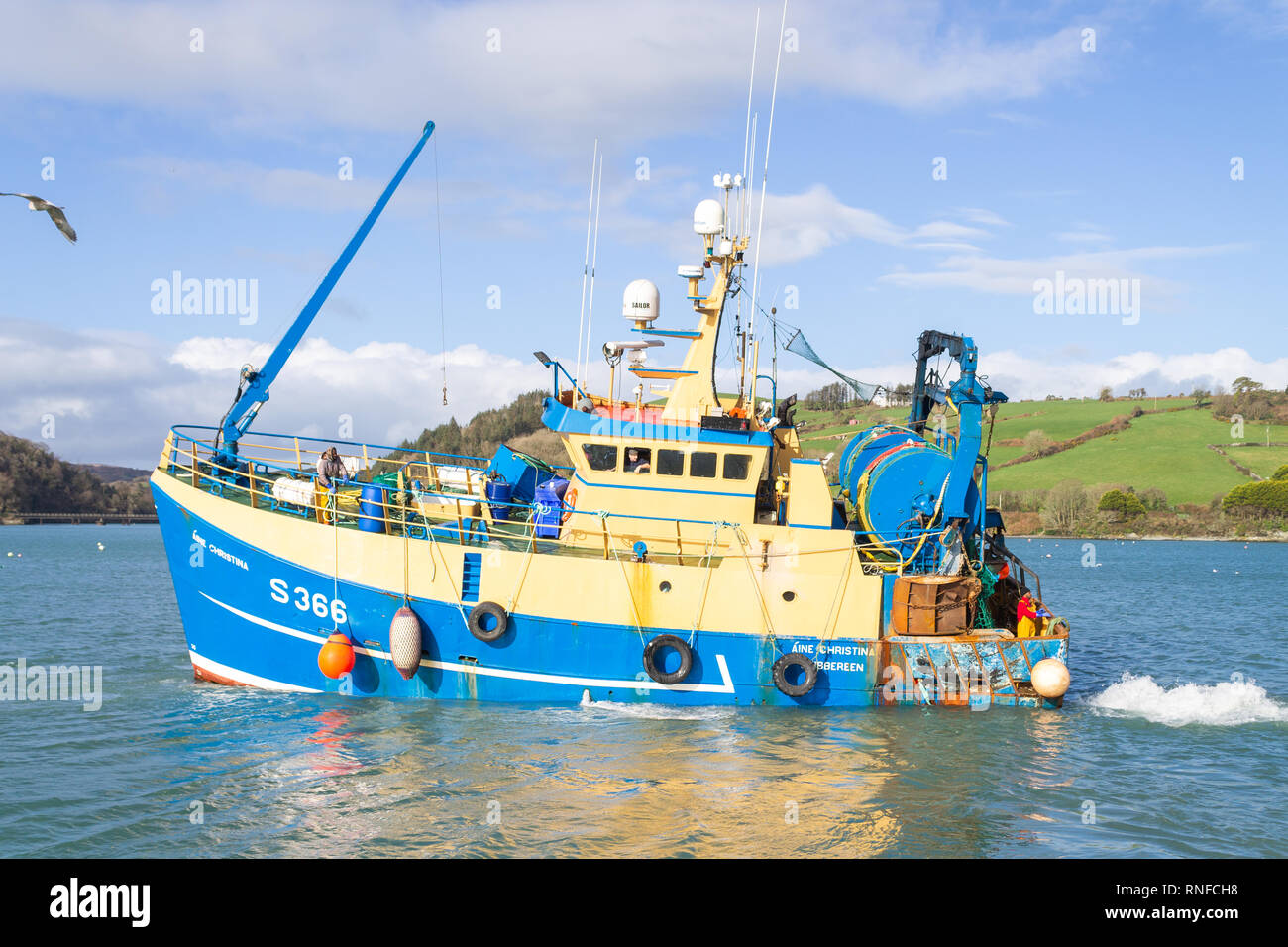 Chalutier de pêche entrée en port, union hall West Cork Irlande Banque D'Images