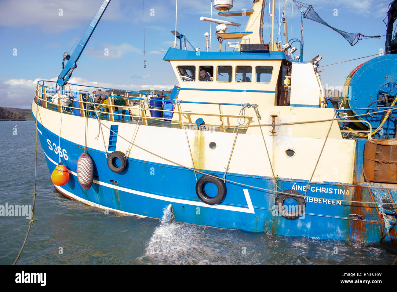 Chalutier de pêche entrée en port, union hall West Cork Irlande Banque D'Images