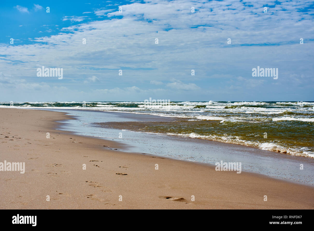 Plage dans le nord des Pays-Bas, le littoral au spot de surf à Petten Photo  Stock - Alamy