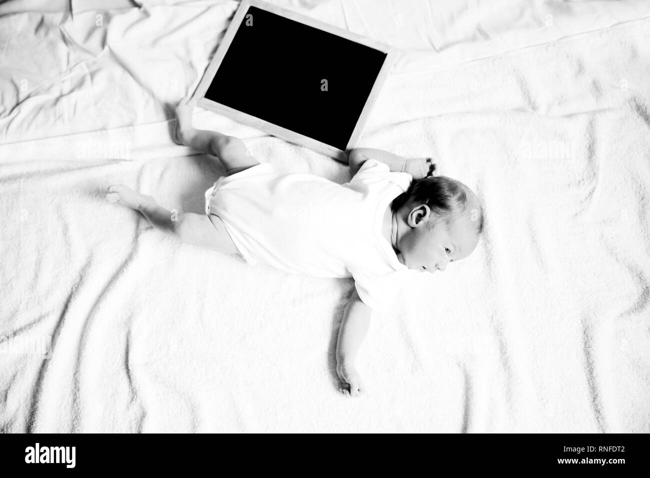 Le noir et blanc photo dans le style rétro : un portrait d'un nouveau-né ba Banque D'Images