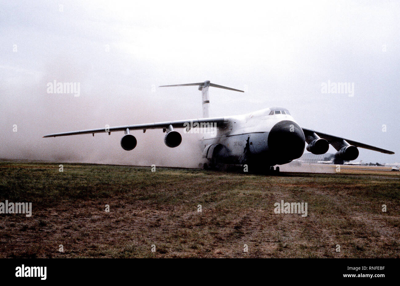 C-5A utilité opérationnelle - un test d'évaluation vue avant gauche d'un C-5A Galaxy de circulation au sol des aéronefs dans la terre au cours d'un test d'évaluation de l'utilité opérationnelle. Banque D'Images