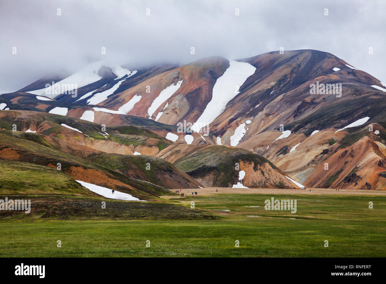 Les visiteurs du landmannalaugar, un parc naturel dans la réserve naturelle de Fjallabak, célèbre pour ses sentiers de randonnées à travers de superbes paysages d'origine volcanique Banque D'Images