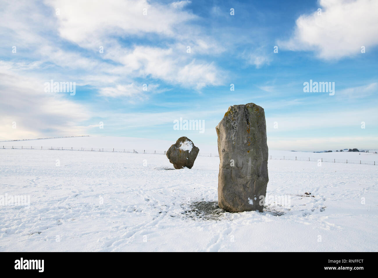 Avebury Stone Circle dans la neige de l'hiver juste après le lever du soleil. Avebury, Wiltshire, Angleterre. Banque D'Images