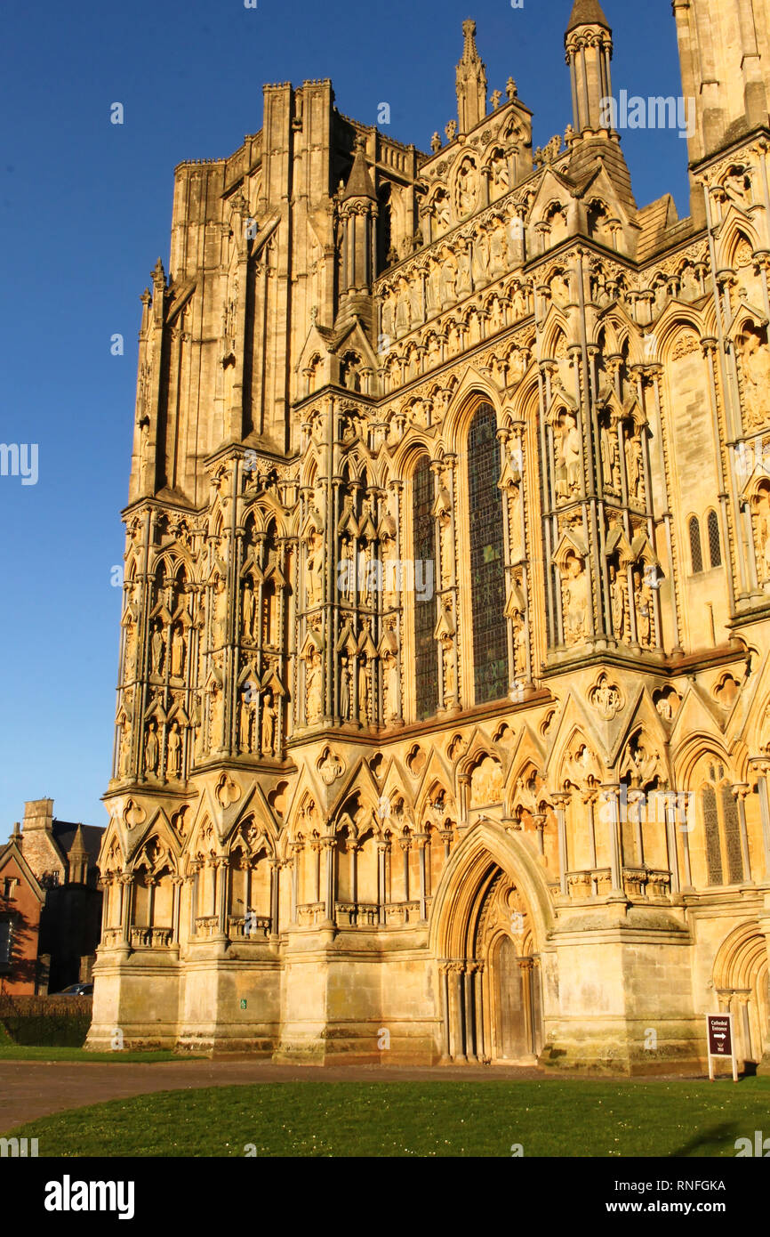 Avant de l'ouest de la cathédrale de Wells dédiée à Saint Andrew et construire dans le style gothique, Somerset England UK Banque D'Images