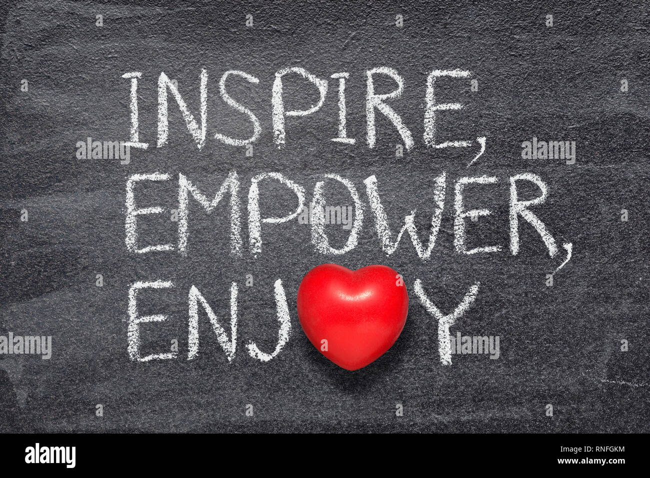 Inspirer, empower, profitez de mots écrits sur tableau noir avec le symbole de coeur rouge au lieu d'O Banque D'Images