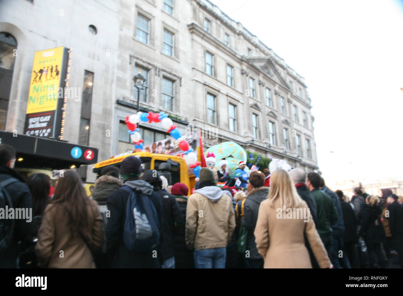 L'Angleterre, Londres, Westminster, Piccadilly, le défilé du Nouvel An 2019, Flotte en passant par les acclamations de la foule. Banque D'Images