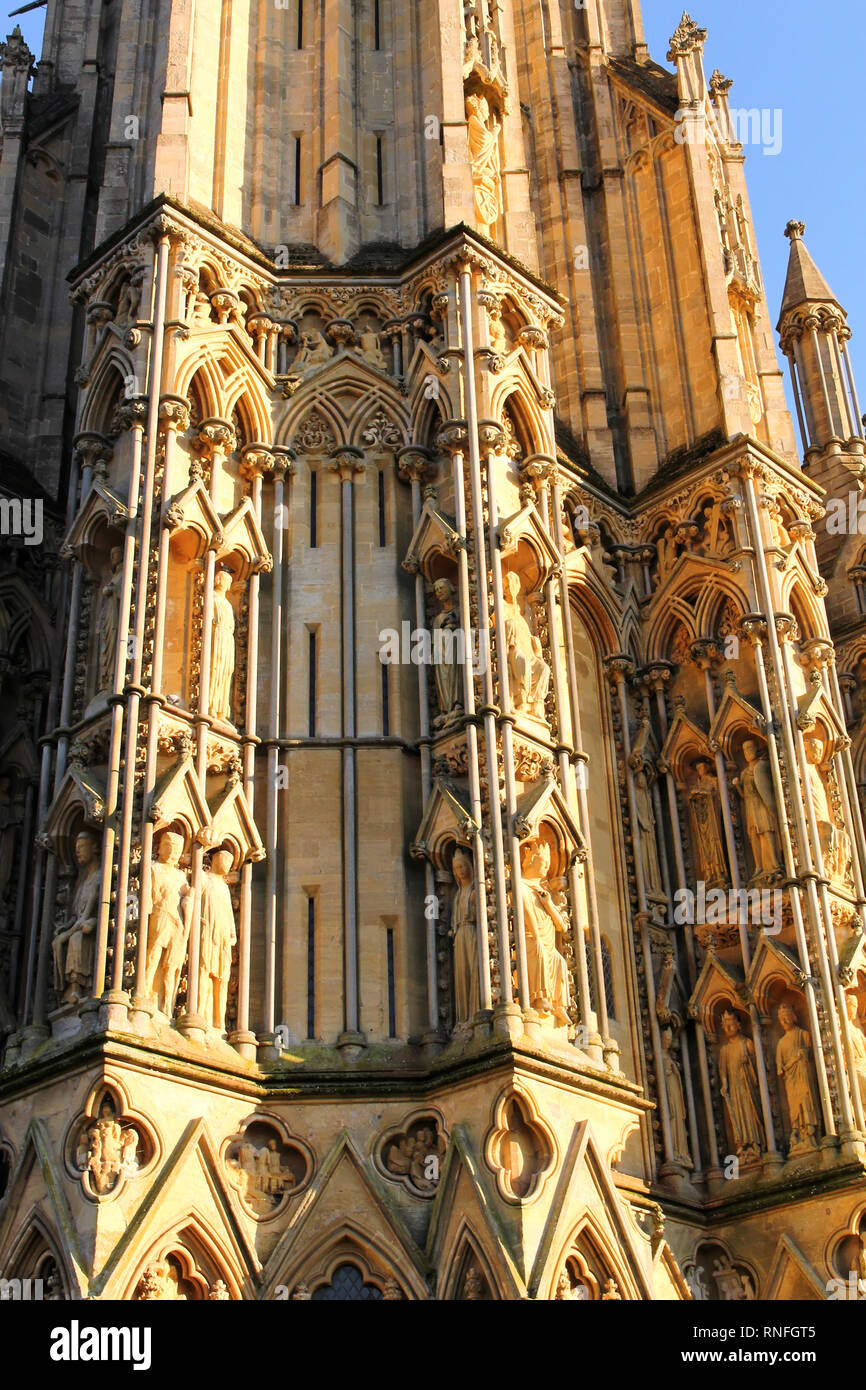 Avant de l'ouest de la cathédrale de Wells dédiée à Saint Andrew et construire dans le style gothique, Somerset England UK Banque D'Images