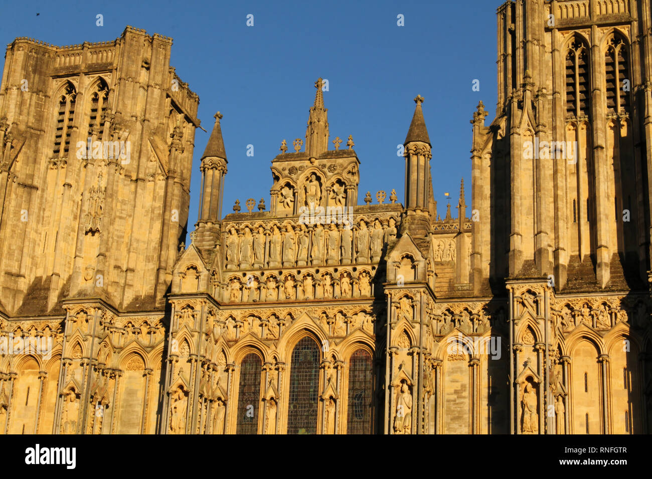 Avant de l'ouest de la cathédrale de Wells dédiée à Saint Andrew et construire dans le style gothique, Somerset England UK Banque D'Images