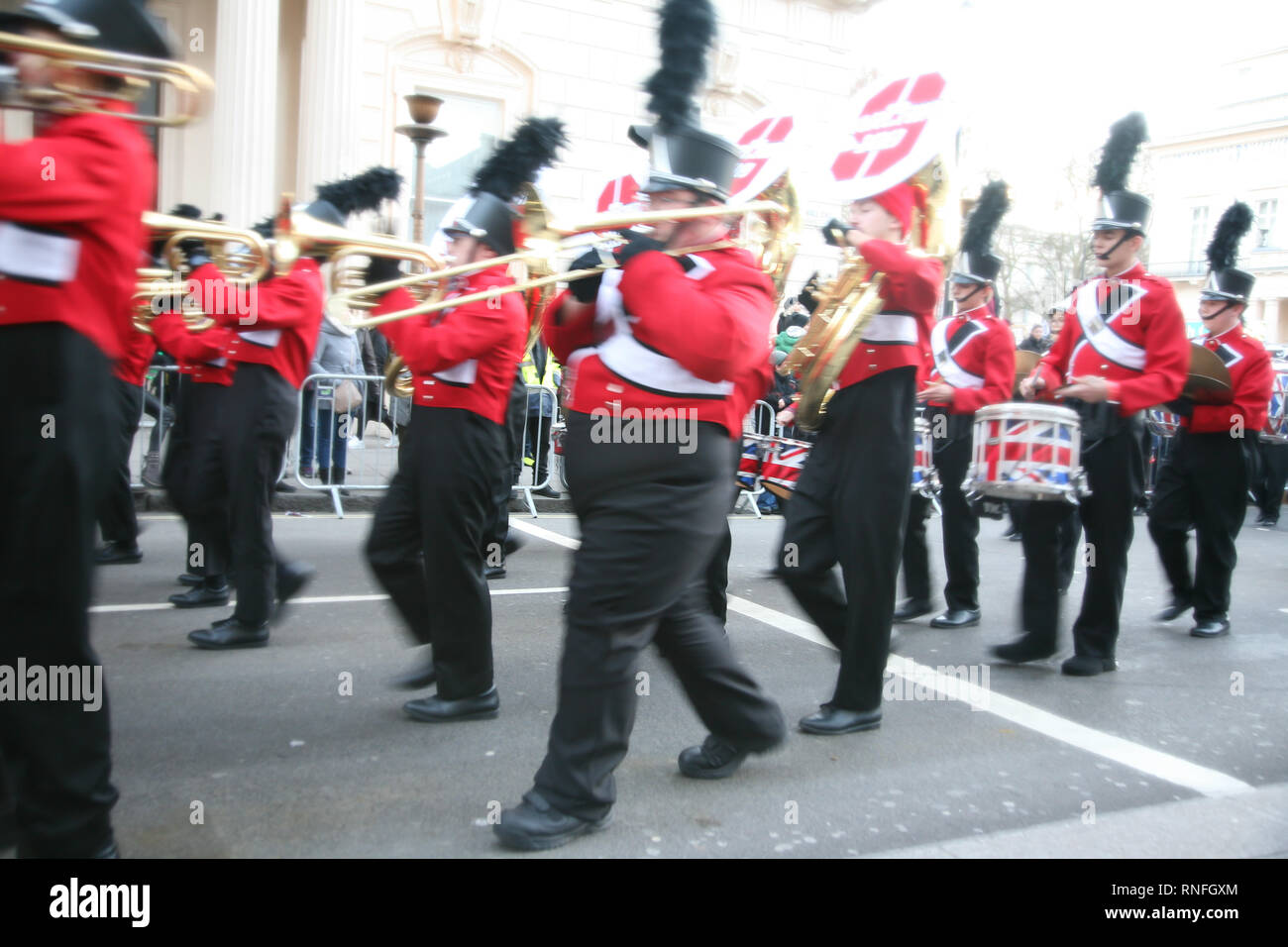 L'Angleterre, Londres, Westminster, Piccadilly, le défilé du Nouvel An, un groupe jouant comme ils marchent à travers les acclamations de la foule. Banque D'Images