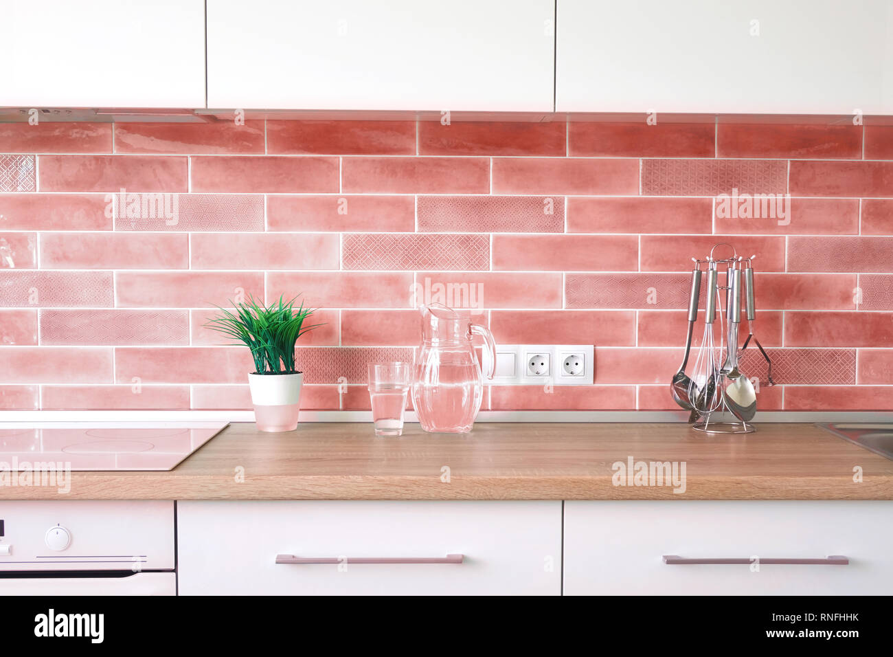 Cuisine moderne à la maison avec des ustensiles et cache-pot sur un haut  mur, et dans une couleur tendance de l'année 2019 de coraux vivants Pantone  Photo Stock - Alamy