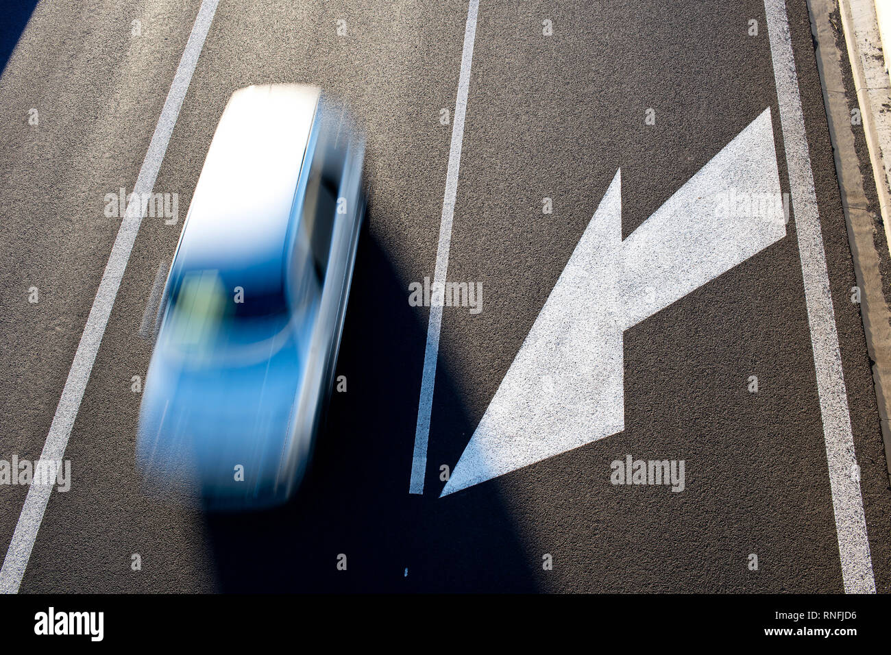 Une voiture sur la route. Vue de dessus. Banque D'Images
