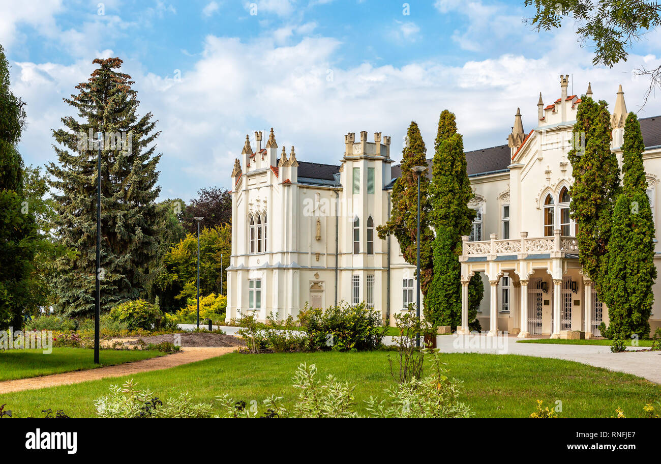 Palace Brunswick en Hongrie avec un parc luxueux dans le style anglais à l'automne lors d'une journée ensoleillée Banque D'Images