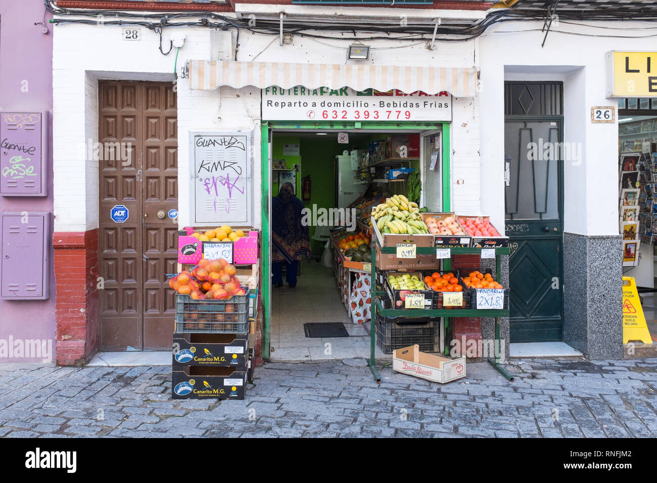 Les fruits et légumes frais sur l'affichage à l'extérieur d'un petit magasin dans la ville espagnole de Séville, Andalousie Banque D'Images