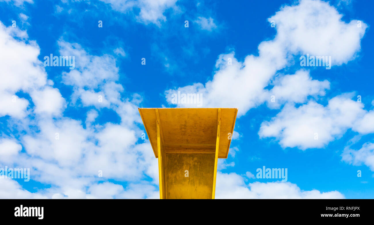Lifeguard tower jaune sur fond de ciel bleu. Banque D'Images