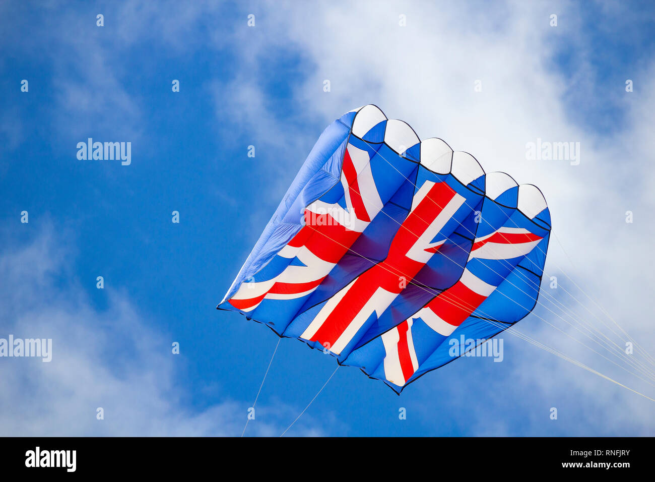 Union Jack flag kite contre ciel bleu sur la journée ensoleillée. Banque D'Images