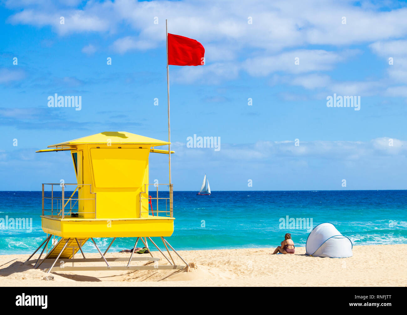 Lifeguard tower jaune sur fond de ciel bleu sur El Burro beach, Corralejo, Fuerteventura, Îles Canaries, Espagne Banque D'Images