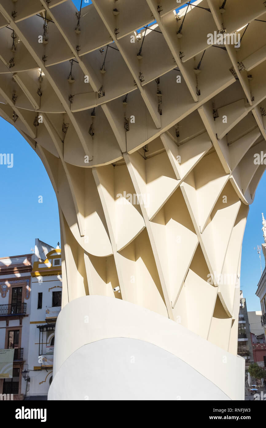 Pilier soutenant le Metropol parasol, une des plus grandes structures en bois jamais construit dans la ville espagnole de Séville, Andalousie Banque D'Images