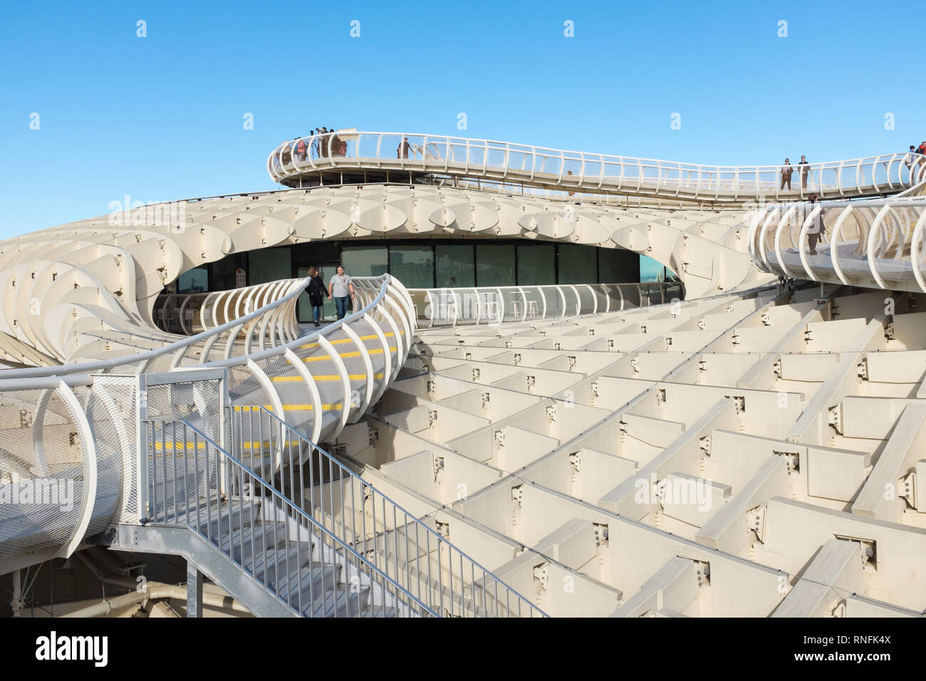 Voir à partir de la passerelle sur le Metropol parasol, une des plus grandes structures en bois jamais construit dans la ville espagnole de Séville, Andalousie Banque D'Images