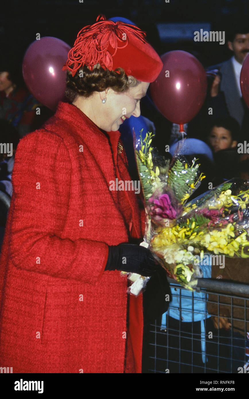 Sa Majesté la Reine Elizabeth II sur une visite royale au Queen Mary College entouré d'enfants heureux et excité. Londres. L'Angleterre. UK. Circa 1980 Banque D'Images