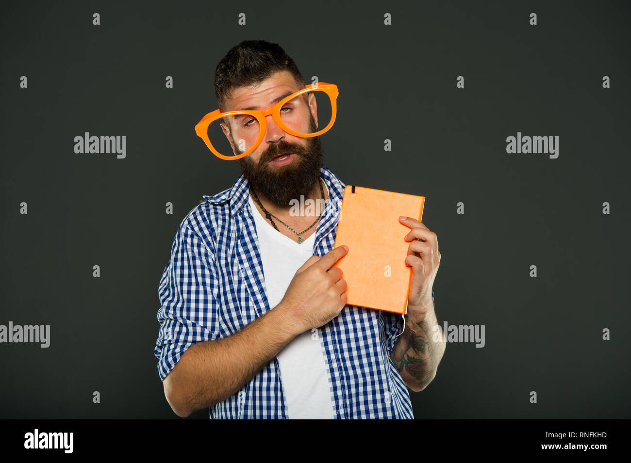 Téléchargement gratuit Images Homme Barbu Hippie Lunettes Droles Tenir Le Bloc Notes Ou Livre actualisé salutations