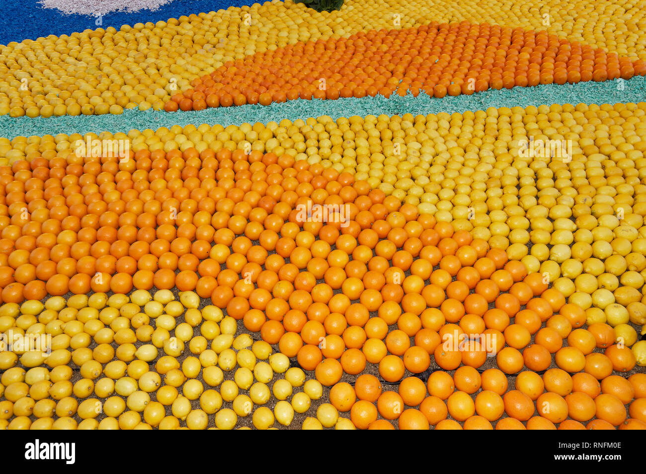 16 février 2019, Menton, France la 86e Fête du Citron (les mondes fantastiques : modèle de citrons et oranges) pendant le Carnaval de Nice Banque D'Images